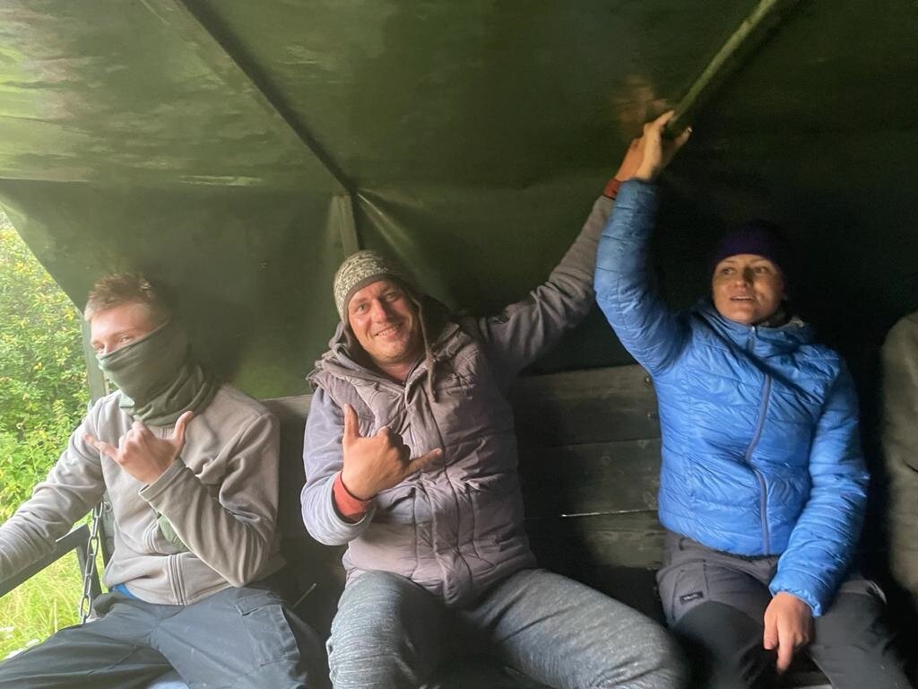 Посередине - Макс. Справа - его сестра.