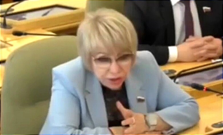 Вот так выглядят потенциальные рабовладельцы в XXI веке. А между прочим, она ж из поколения, помнящего первый полёт Юрия Гагарина в космос. 