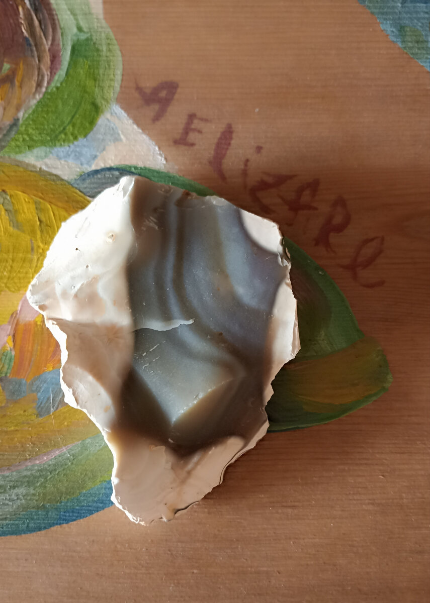 Настоящий инструмент быта и возможно обороны семьи и жилища древнего человека. Кремень, по рисунку как агат. Нашел изделие лично автор канала на Севере Подмосковья в мае 2024 года. Вес камня 72 грамма. Мог быть скребком именно для женщины. Фото автора.