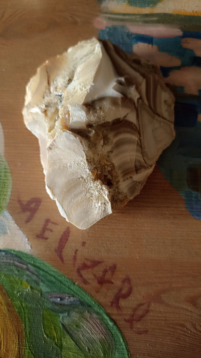 А вот еще один древний скребок, он еще более сложный по рисунками составу кристаллов кварца и кремня. Также напоминает часть агата или сам и есть агат. Как сделали его, для меня осталось загадкой. Словно он был изготовлен высшей расой с применением технических камнерезных приспособлений. Фото автора.