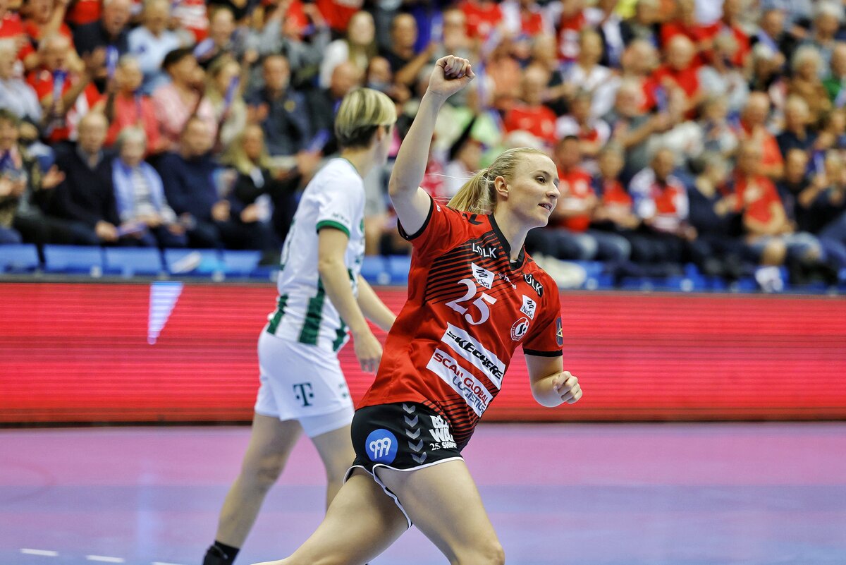 Хенню Рейстад и бросала, и раздавала