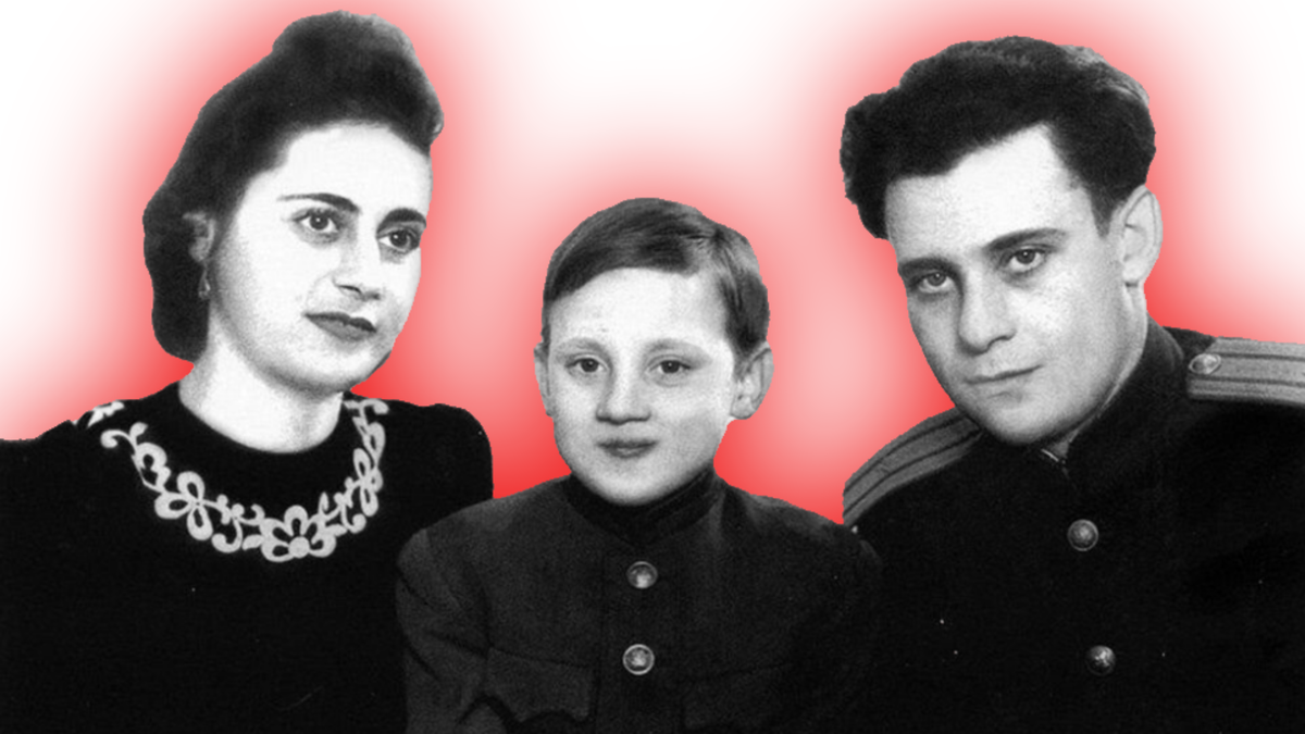 Володя Высоцкий с родителями 