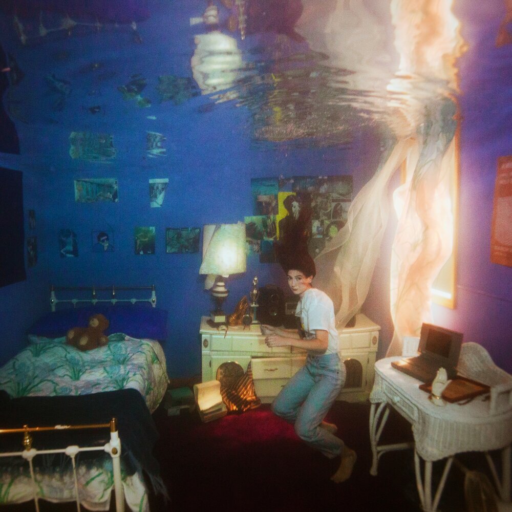 Ради создания обложки для альбома «Titanic Rising» американской певице Уайз Блад пришлось погрузиться в подводную спальню.