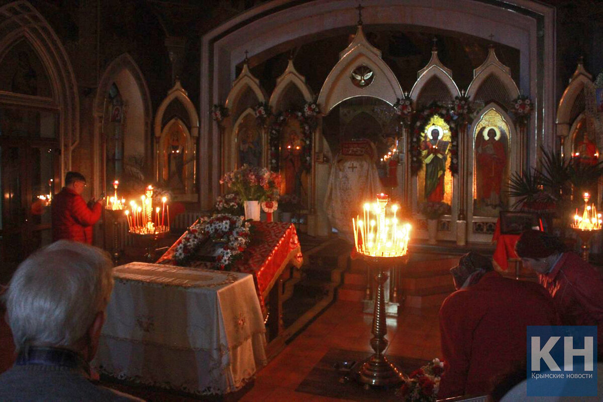 Отец Димитрий заносит Плащаницу в алтарь