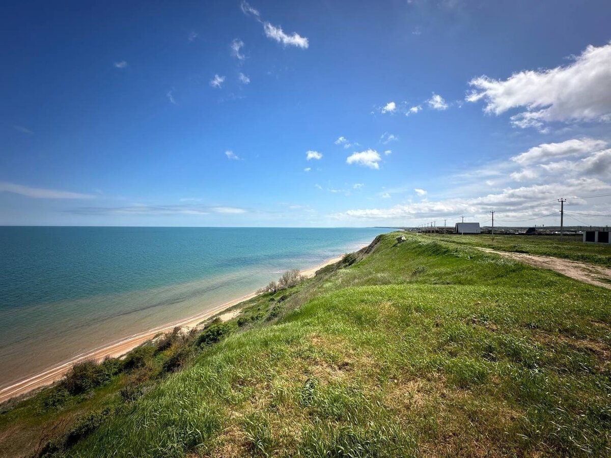 Земельные участки расположены в 700 метрах от песчаного пляжа Азовского моря.