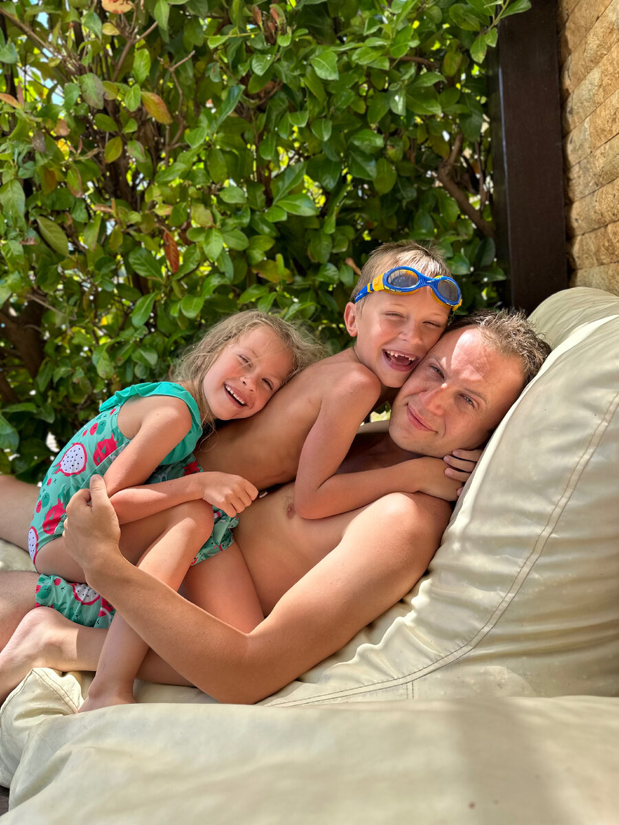 Мы в турции в 2023 году . Муж с детьми загорает