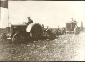 Михаил Сахаров работает на тракторе. Источник: фонды Скопинского краеведческого музея