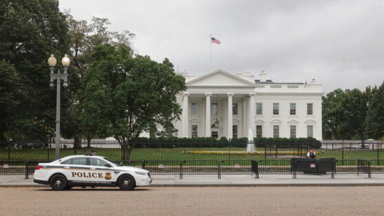    Автомобиль протаранил ограду Белого дома, водитель погиб Сергей Бунеев