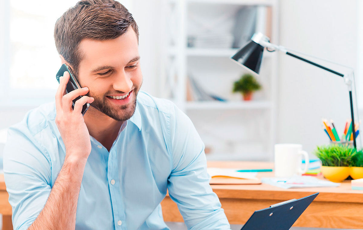 Парень говорит по телефону