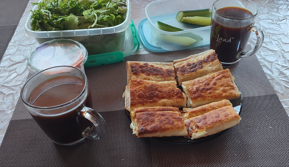 Как дополнение была сметана, свежие огурцы и зелень. 