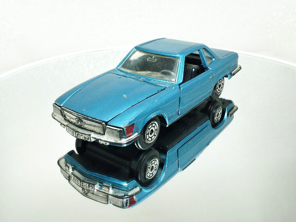 Рис. 1. Модель автомобиля Mercedes-Benz 350 SL от Norev из серии Jet-Car de Norev