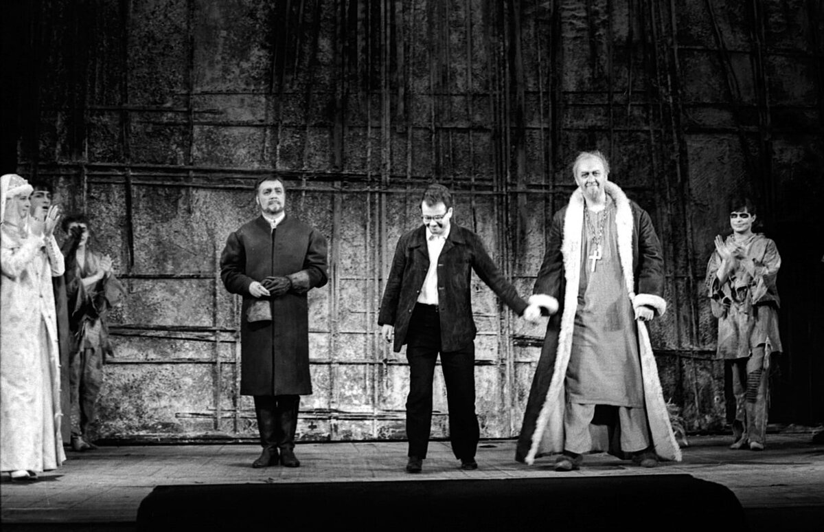 Спектакль "Смерть Иоанна Грозного" с Андреем Поповым в заглавной роли. Поклоны с режиссером Леонидом Хейфецем. Фото - ВКонтакте
