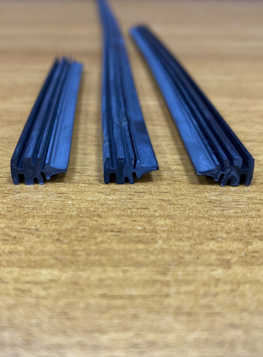 В центре старая резинка с дворников Volvo