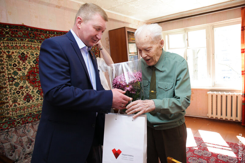    Владимир Демченко родился в Благовещенске. На фронт ушел в 1943 году 17-летним юношей