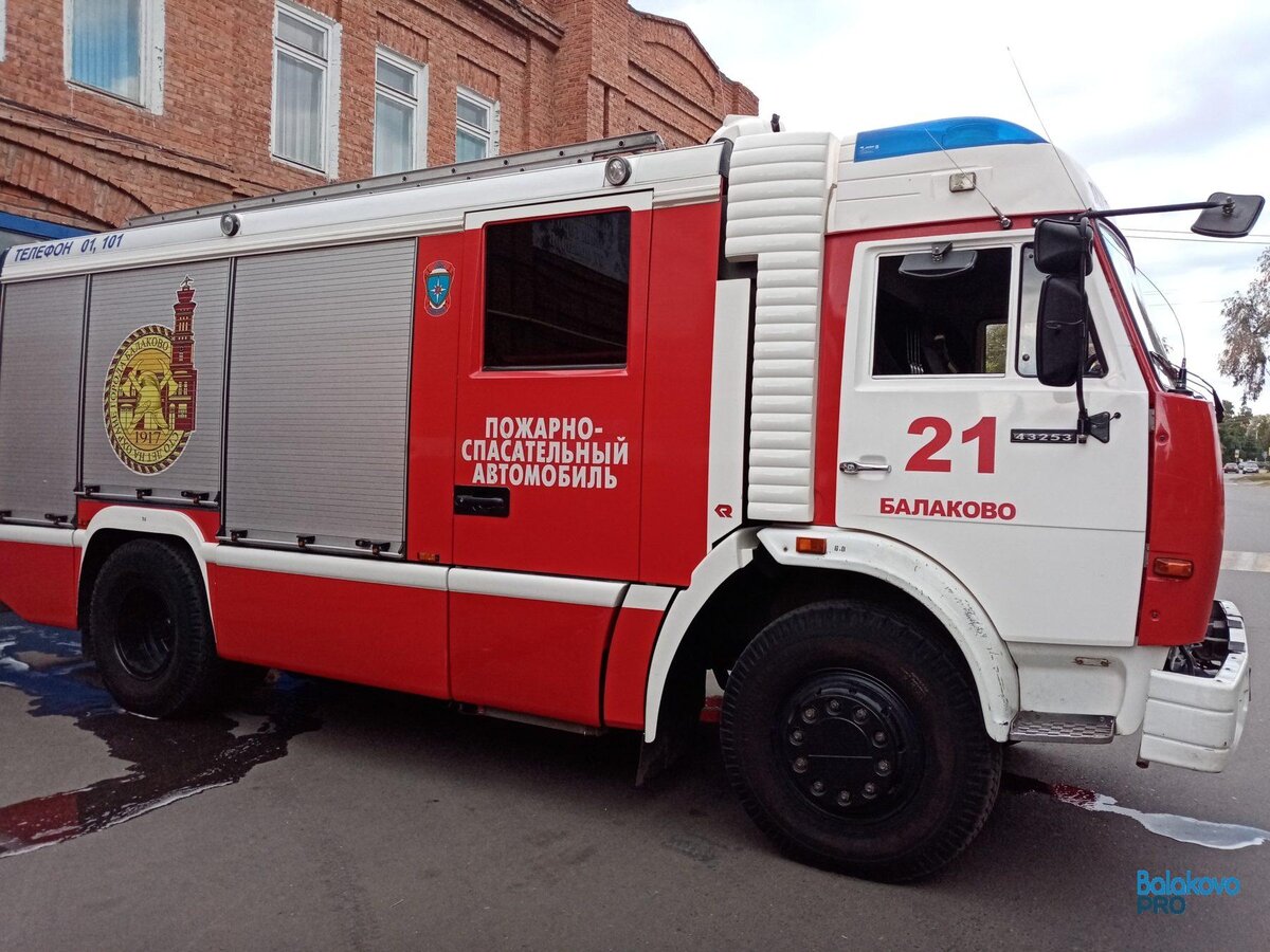 В Балаково горел расселенный дом, а в селах баня и надворные постройки |  Балаково Pro - новости Балаково | Дзен