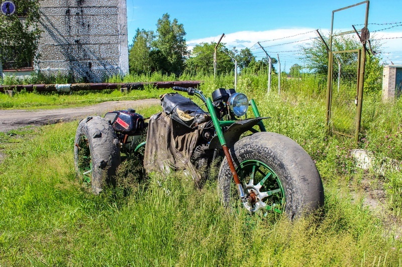 Заброшенный военный городок 76-й радиотехнической бригады ПВО. Штаб и автопарк части