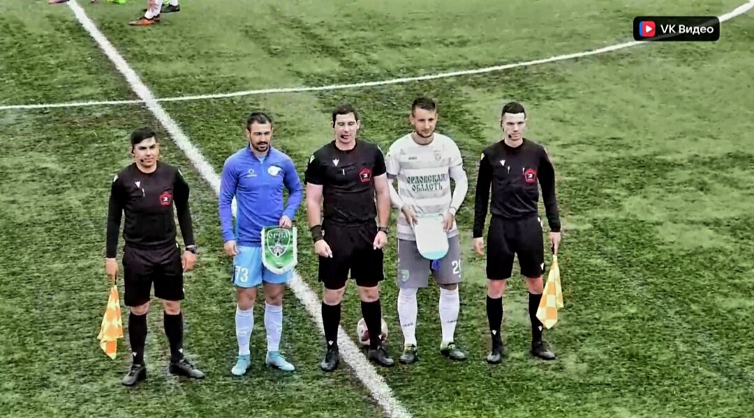 В начале матча судьи и капитаны команд были бодры и веселы...