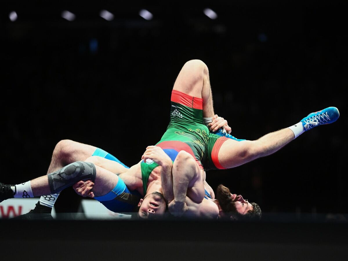    Ибрагим Кадиев и Малик Шаваев в финале предолимпийского чемпионата России по вольной борьбе (2024)© РИА Новости / Владимир Астапкович