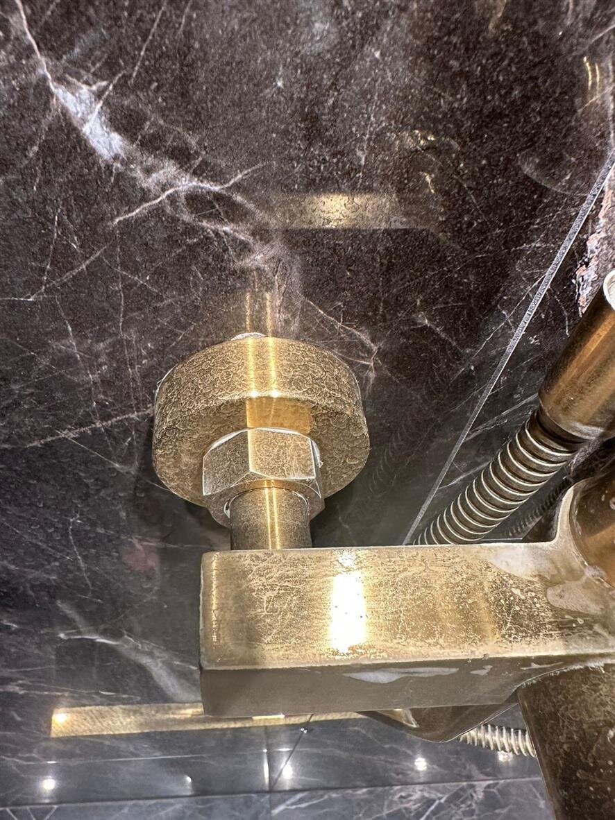 Смесители, душевые стойки и др. металлические элементы и приспособления выглядят презентабельно и считается очень практичными в уходе, но могут терять свой блеск.