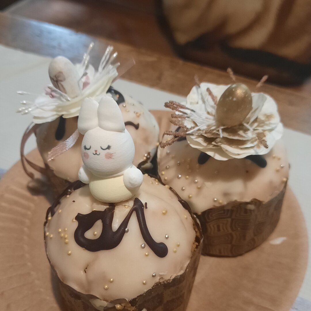 Сначала маленькие куличи были такие, но потом я решила дать шанс примуле. Зря что ли она так распустилась старательно...