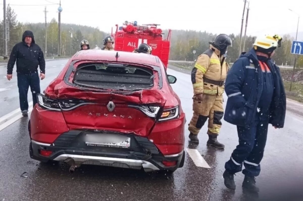    На трассе под Усть-Катавом грузовая фура врезалась в иномарку