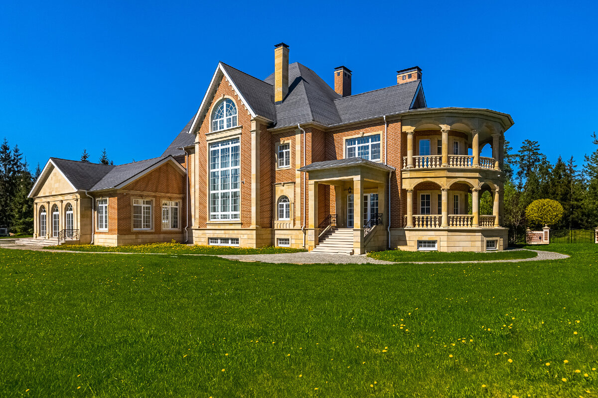 Вид на особняк с участка в поселке Агаларов Эстейт