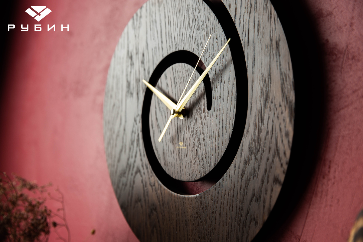 Интерьерные часы из дерева «Спираль» от Уральского часового завода «Рубин»