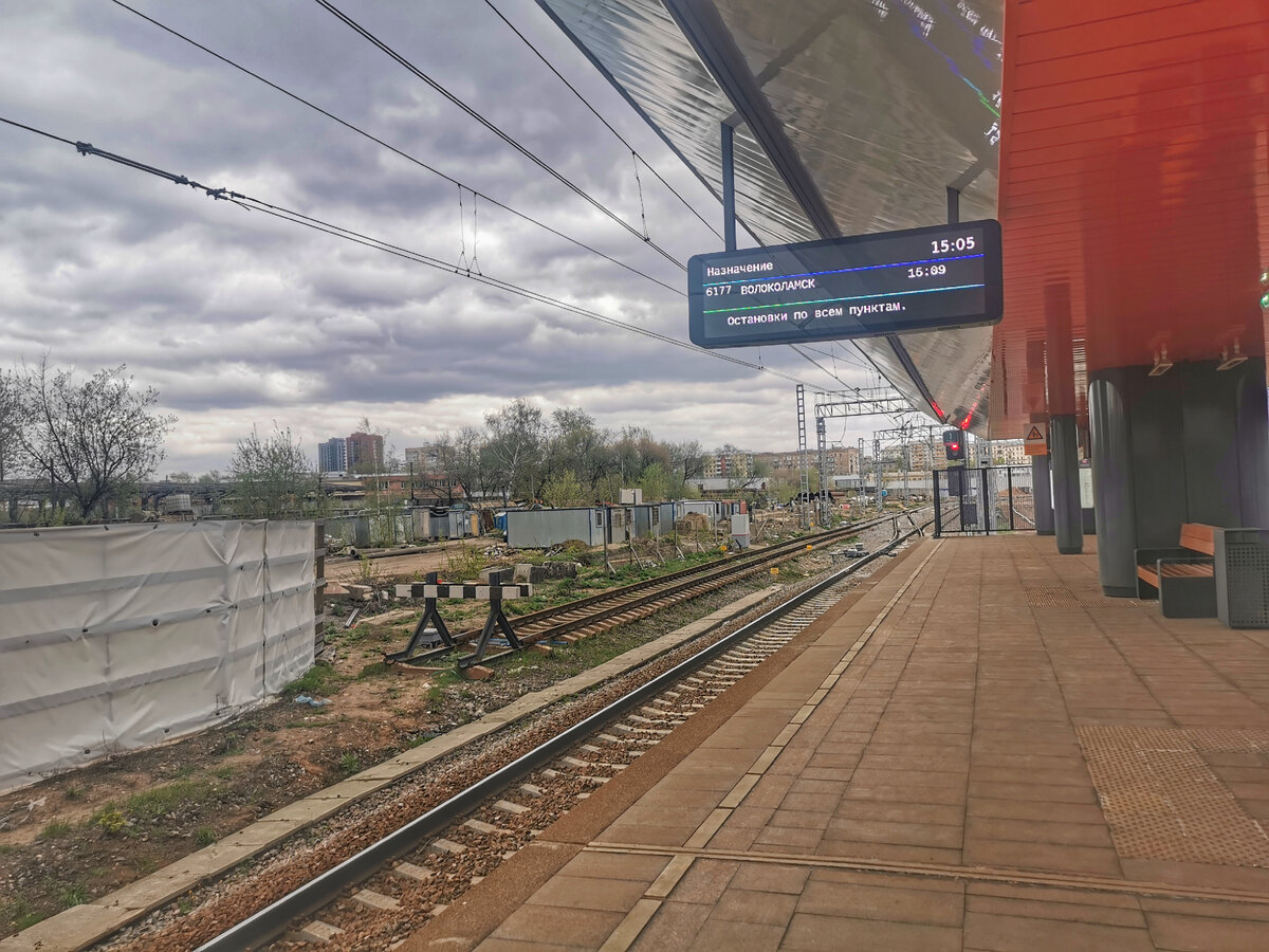 МЦД Марьина Роща, путь № 1, относящийся к МЦД2. И тупичёк. Тут, я так полагаю, скоро что-то построят, будет даже интересно потом сфотографировать новые пейзажи.