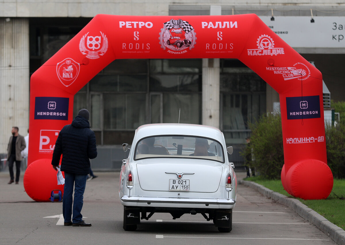 участники собираются на первое ретро ралли сезона 2024