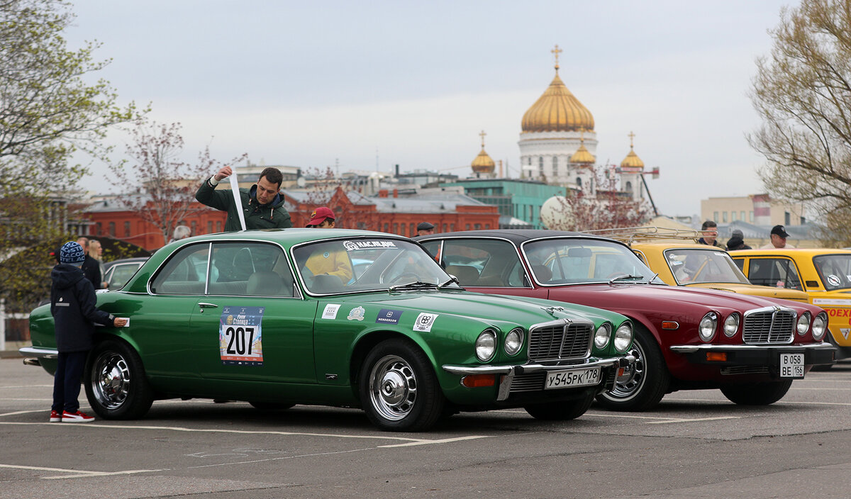 Ягуары в Музеоне. Сразу вспоминается шикарное мероприятие от "Автокультуры"