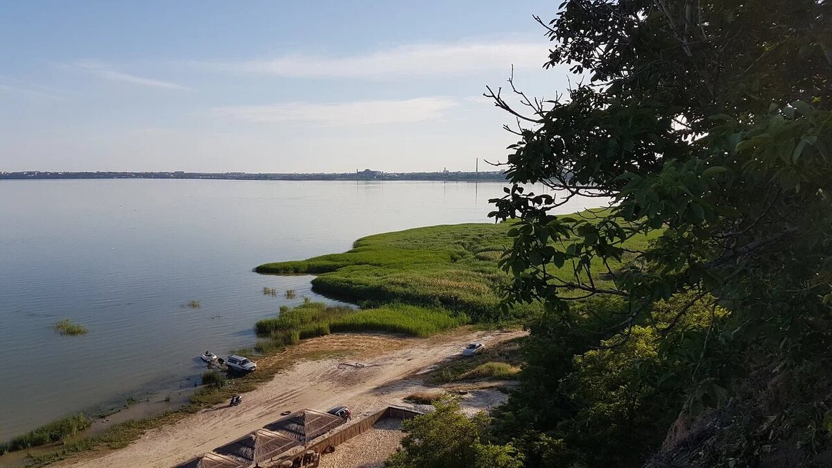В Таганроге есть несколько оборудованных для купания пляжей. Например, Елисеевский, Приморский, «Тополёк», Центральный. Фото: Дмитрий / Яндекс Карты.