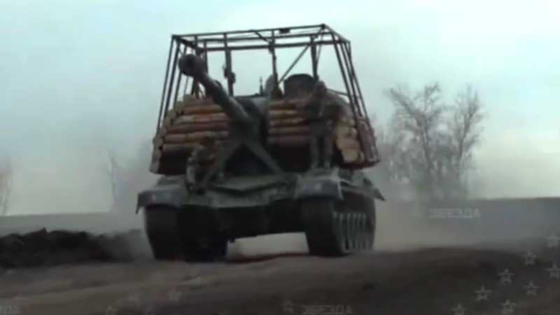 На фото: российские военнослужащие показали корреспондентам телеканала "Звезда" модифицированную самоходную гаубицу 2С19 "Мста-С" с защитой из бревен. Источник: https://pikabu.ru/story/russkoe_chudo_tekhniki_derevyannaya_bronya_11379934#comments