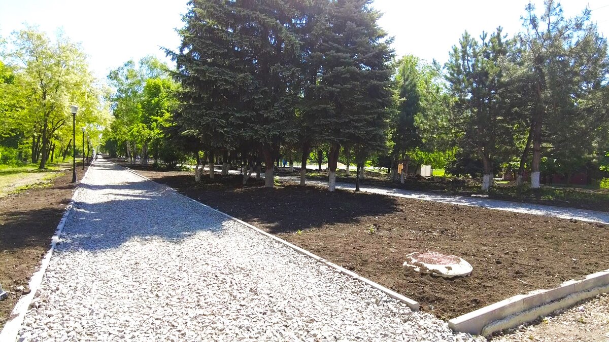    Югорчане благоустраивают Аллею Победы в Макеевке