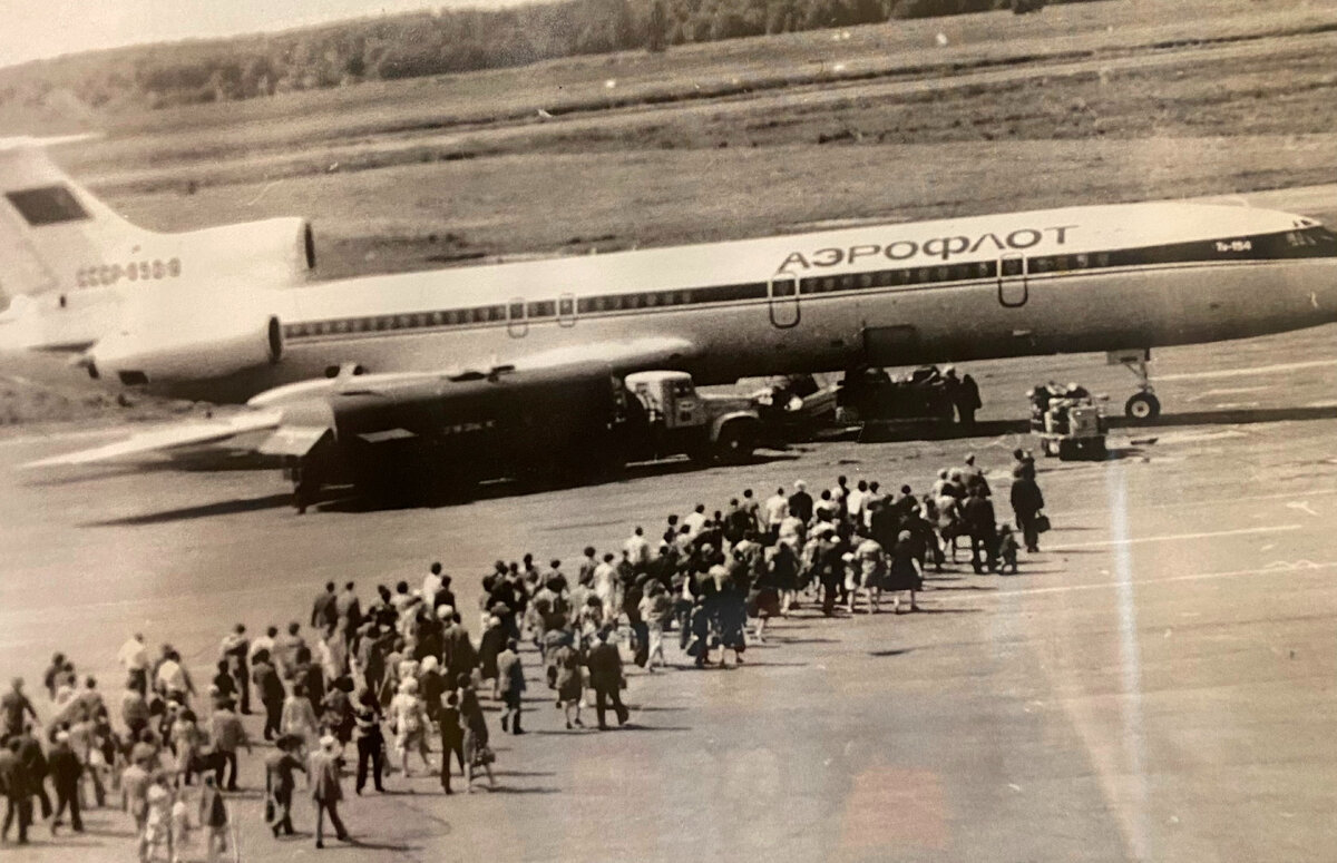 Идёт посадка на куйбышевский Ту-154 СССР-85019. Аэропорт Стригино, начало 80-х гг. Фото из архива авиапредприятия 