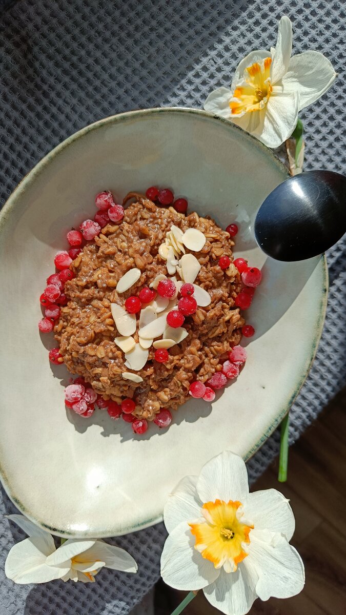 Сверху украсила красной смородиной и лепестками миндаля - добавила клетчатки. 