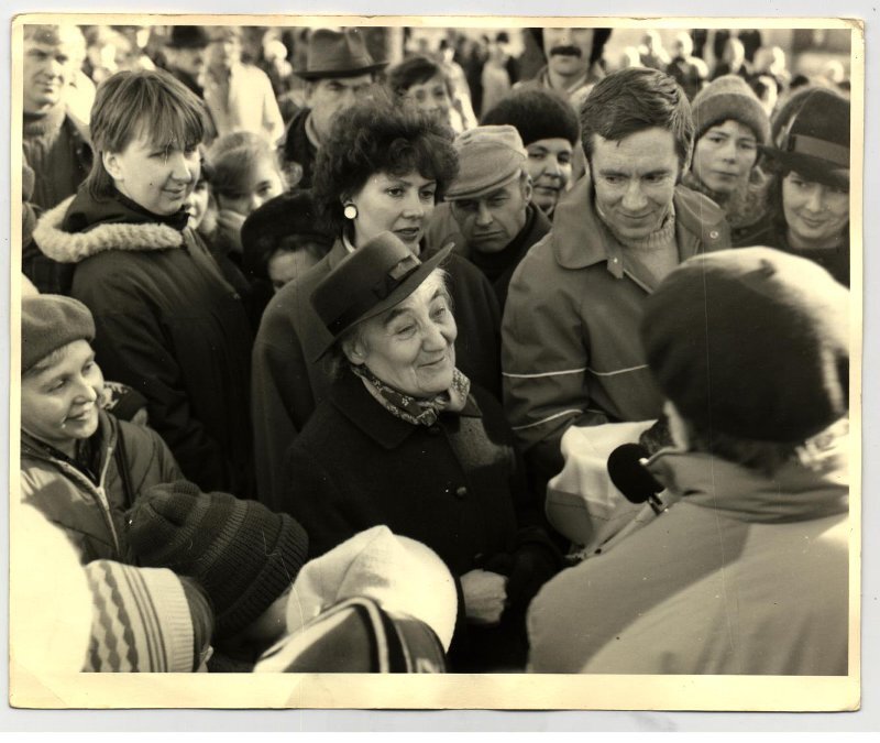 Основательница Музея-института семьи Рерихов - Людмила Степановна Митусова - на празднике "Зажигайте сердца" в Изваре. 1986