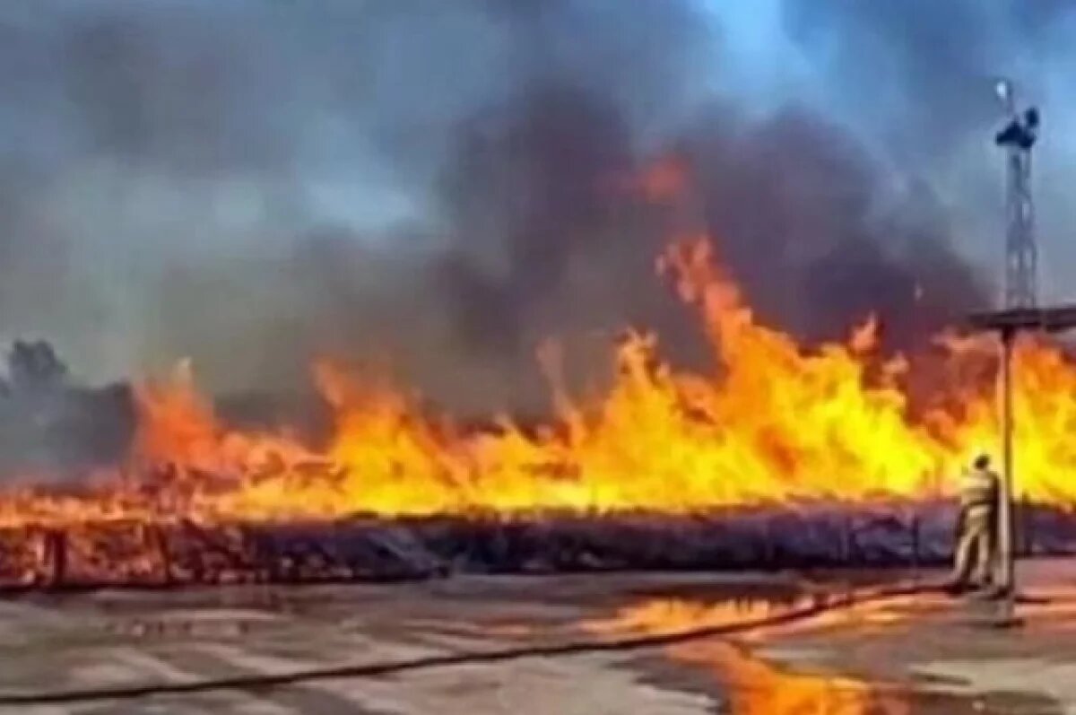    Огонь быстро распространился на ближайшие постройки.