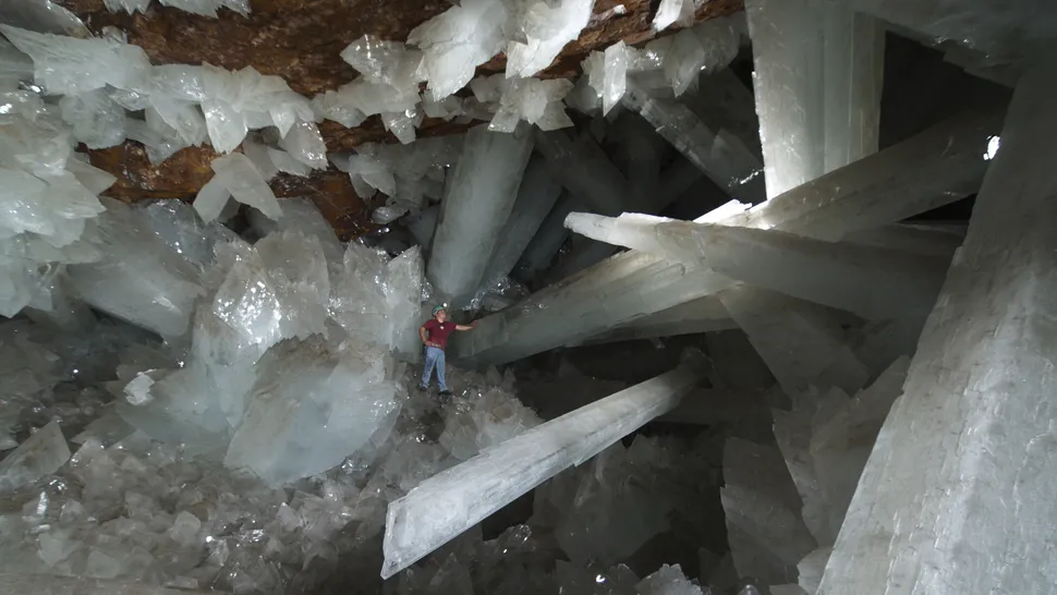 Геологи исследуют Пещеру Кристаллов (Cueva de los Cristales) в шахте Найка, штат Чиуауа, Мексика. (Изображение: ХАВЬЕР ТРУЭБА / MSF / НАУЧНАЯ ФОТОБИБЛИОТЕКА)