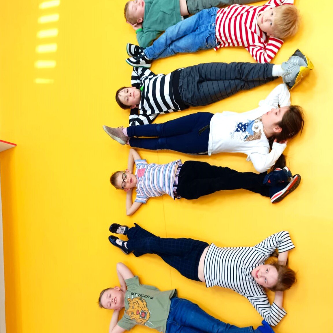 Нас часто спрашивают с какого возраста отдавать ребёнка в школу.   Делимся с вами  своим мнением о том, когда лучше отдавать ребенка в школу: в 6,5 лет или в 7,5 лет. Конечно, каждый родитель имеет свое мнение по этому поводу, и мы хотели бы услышать ваше! Но независимо от выбранного возраста, важно помнить, что к моменту начала учебы в первом классе ребенок должен уметь уверенно читать и писать.   Есть родители, которые полагают, что это основная задача школы и дети научатся этому самостоятельно. Однако без базовых навыков чтения и письма детям будет труднее усваивать учебную программу. Пусть мнение различается, но натолкнуться на трудности в конечном счете именно ваши дети.   К тому же научить ребенка читать и писать самостоятельно в домашних условиях или на специальных курсах - это вполне реально.  Если сомнения все же остаются, но вам не хочется, чтобы ваш ребёнок еще год просидел в детском саду, есть альтернатива - 0 класс.   0 класс - это замечательная возможность мягкой адаптации к школе и подтянуть все необходимые навыки. Это время, которое поможет вашему ребенку готовиться к учебе, осваивать правила и стандарты школьной жизни с другими детьми в подобной ситуации.   Что вы думаете об этом? Поделитесь своими мыслями в комментариях!   Для тех, кто сомневается, в нашей школе можно пройти комплексное тестирование логопед-дефектолог/психолог/учитель. Услуга доступна для всех.  Школа Волчок. Санкт Петербург, Свердловская наб. 58  #школа #учеба #ребеноквшколу #подготовкакшколедлюбознания #дети #родители #0класс #адаптация #читаемипишем