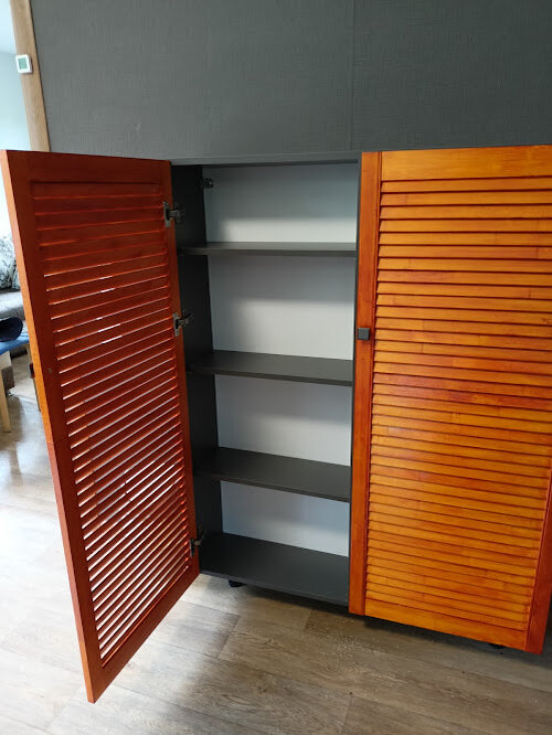 Комод для посуды по кличке "пожарный шкаф"