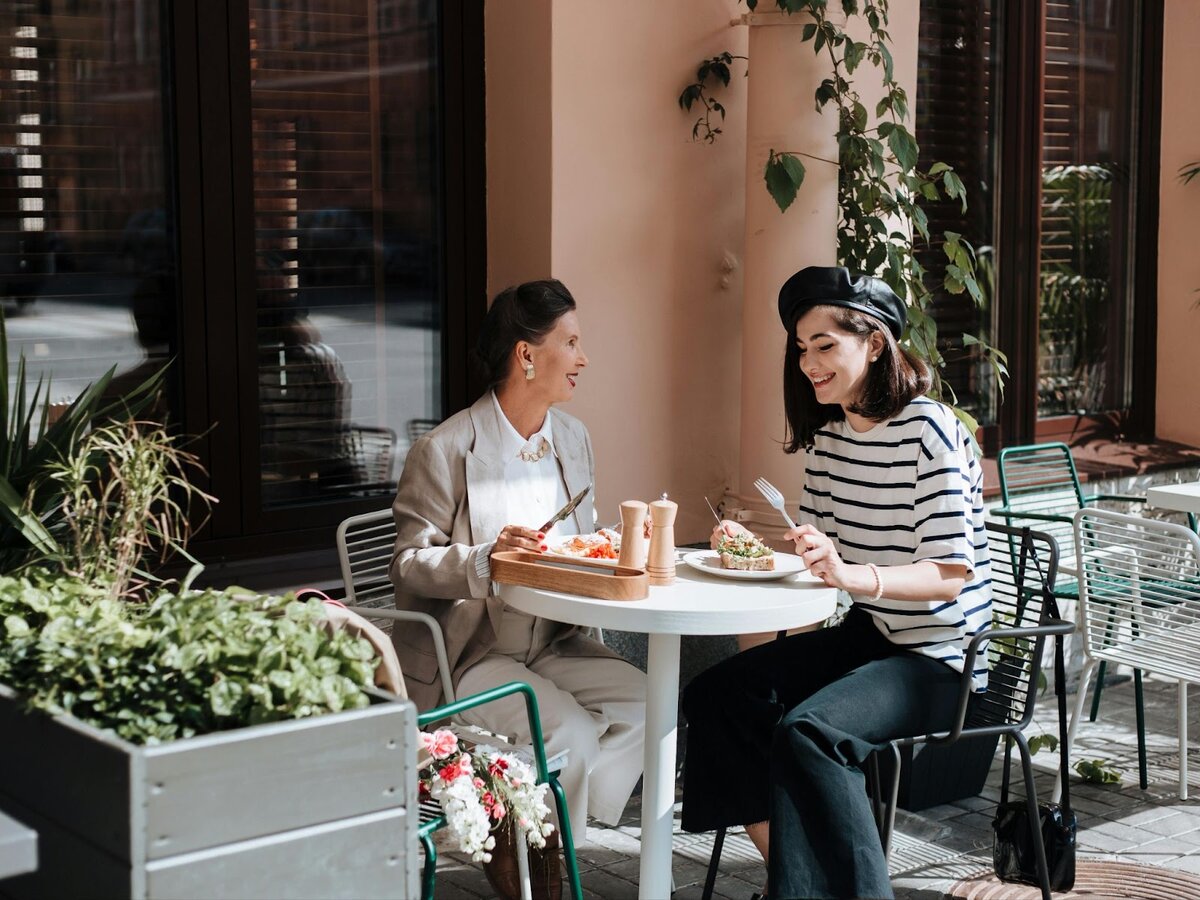 Выбирайте для деловых обедов уединенные, тихие места, где вам не помешает шум с улицы и другие посетители. Фото с сайта pexels.com, используется по лицензии Creative Commons