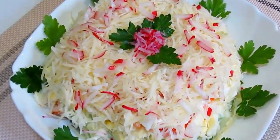 Нежный по-весеннему, вкусный салат. Результат очень порадовал. Украсила так, что незамеченным не останется.
