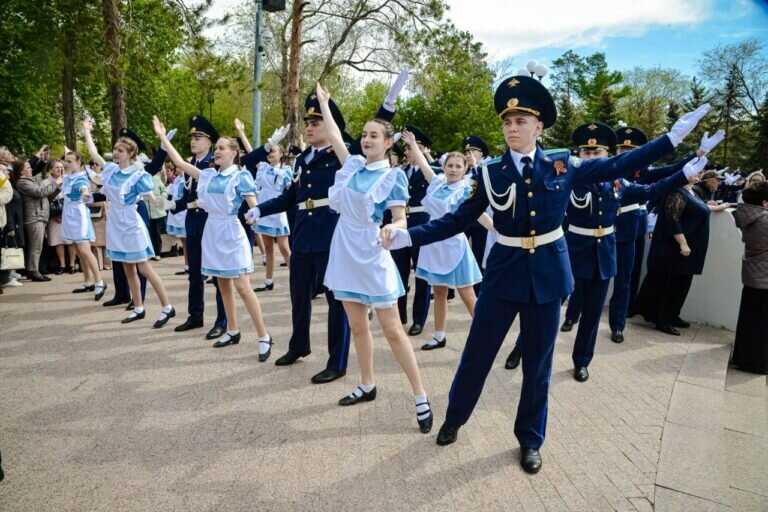   50 тысяч оренбуржцев станцевали «Вальс Победы» Белов Михаил Александрович