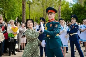  📷    50 тысяч оренбуржцев станцевали «Вальс Победы» Белов Михаил Александрович