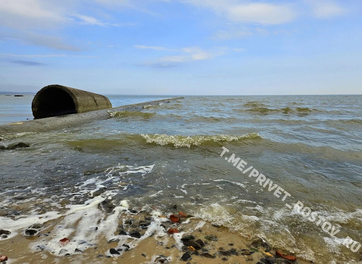 Неизвестные слили в Таганрогский залив под Ростовом черную воду |  Privet-Rostov.ru | Дзен