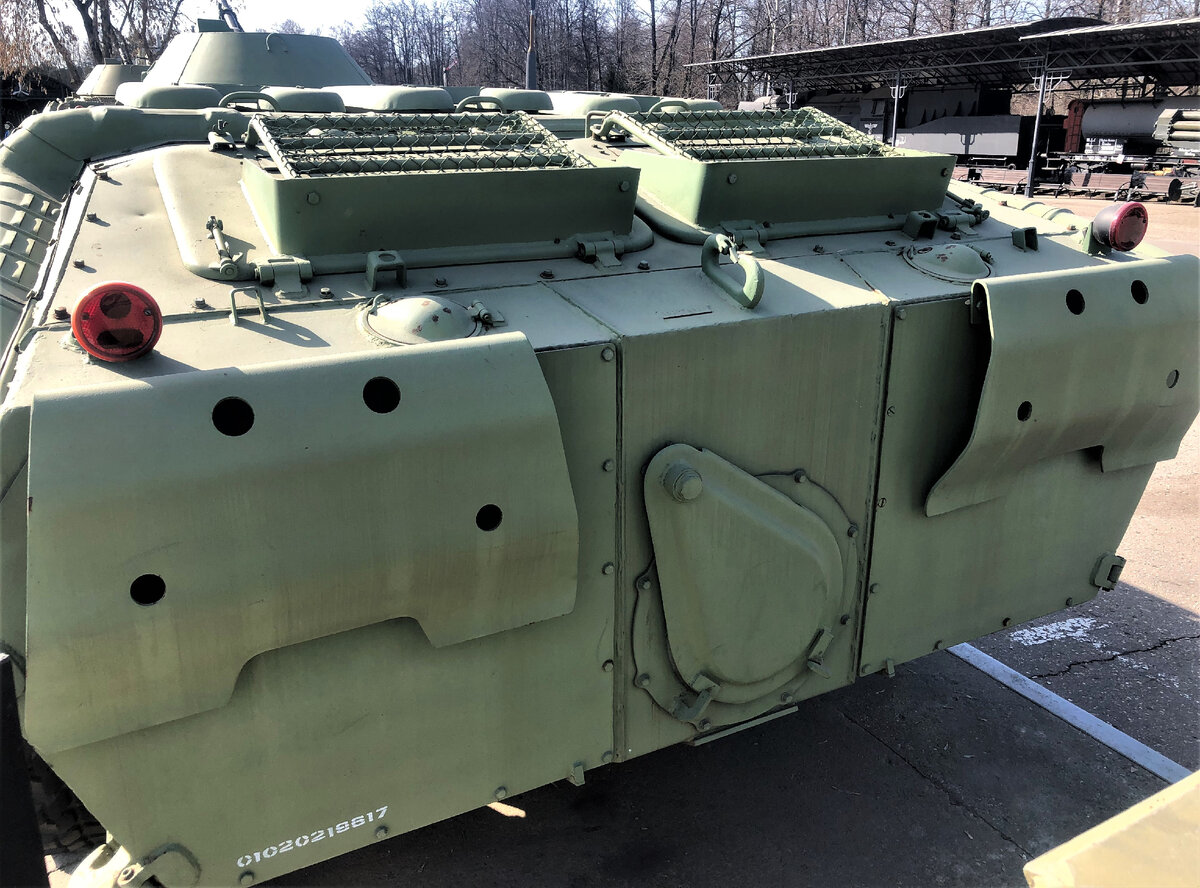Кормовая часть корпуса и крыша МТО на БТР-70. За съемными кормовыми бронелистами расположены отсеки для топливных баков.