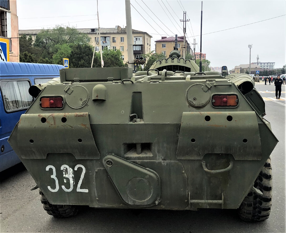 Кормовая часть корпуса полностью аналогична применяемой на БТР-80. На машине видны следы активной войсковой эксплуатации.