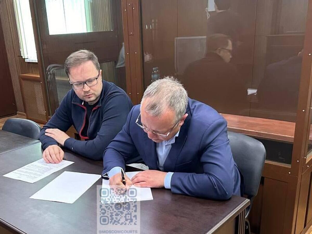    Антон Марчелюк с адвокатом в суде© Фото : Суды общей юрисдикции города Москвы