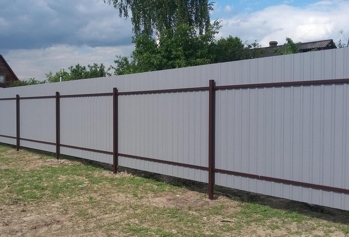 Металлические столбы забора из профнастила