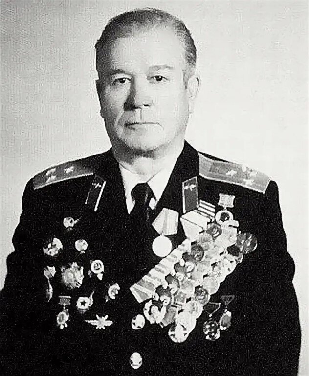 П. Д. Егоров, ветеран, лётчик. Во время войны командовал истребительным авиаполком, после войны авиадивизией.